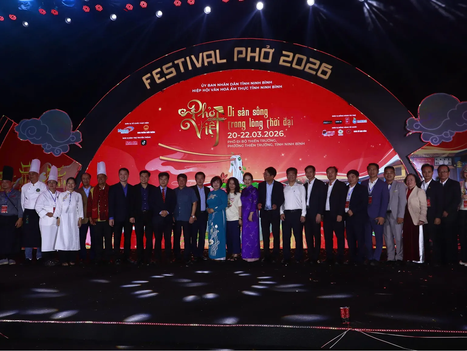 Các vị lãnh đạo, đại biểu, nghệ nhân chụp ảnh lưu niệm.