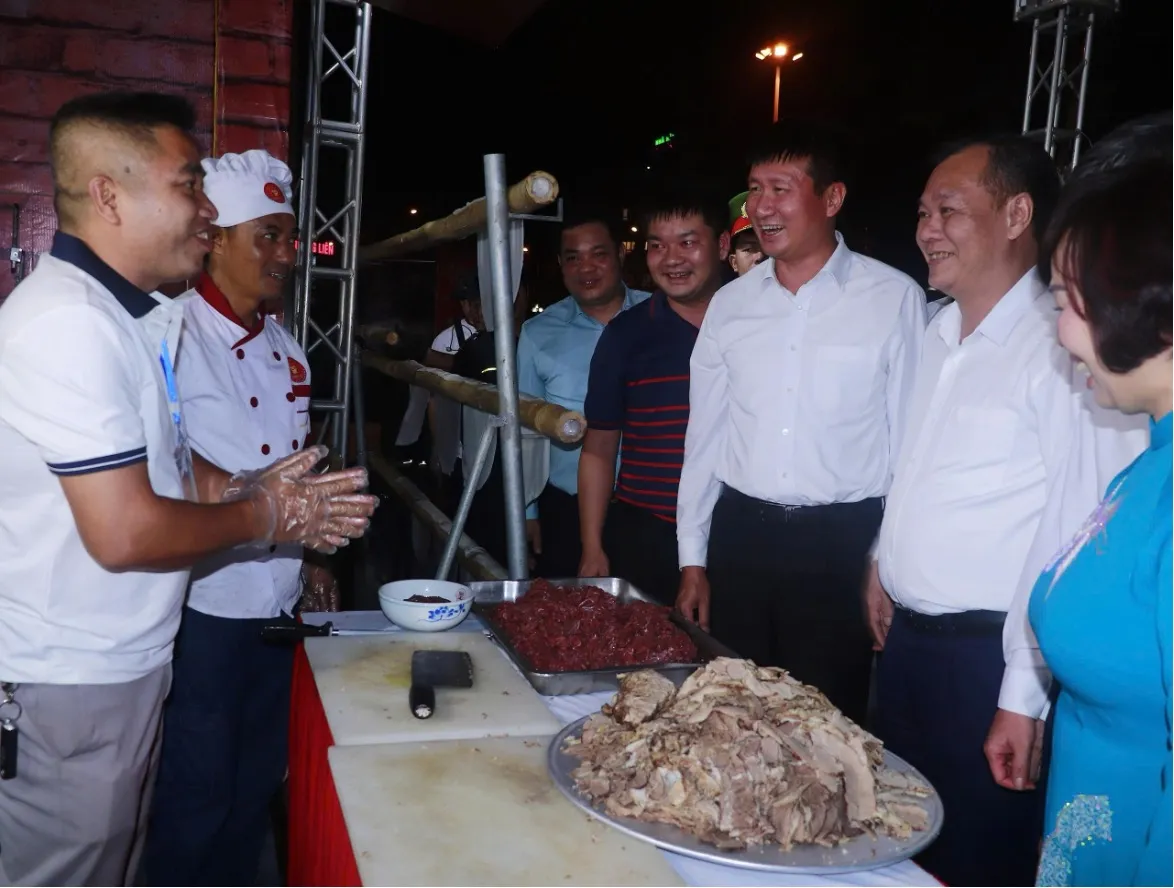 Ông Trần Huy Tuấn - Ủy viên Trung ương Đảng, Bí thư Tỉnh Ủy Ninh Bình thăm gian hàng của làng nghề phở Vân Cù.