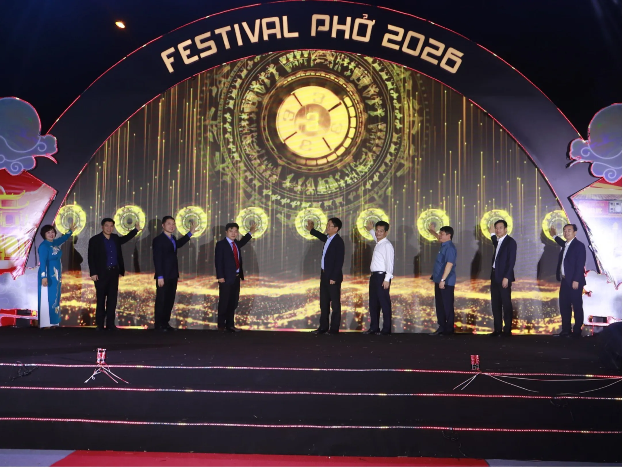 Các đại biểu thực hiện nghi thức bấm nút chính thức khai mạc Festival Phở 2026.