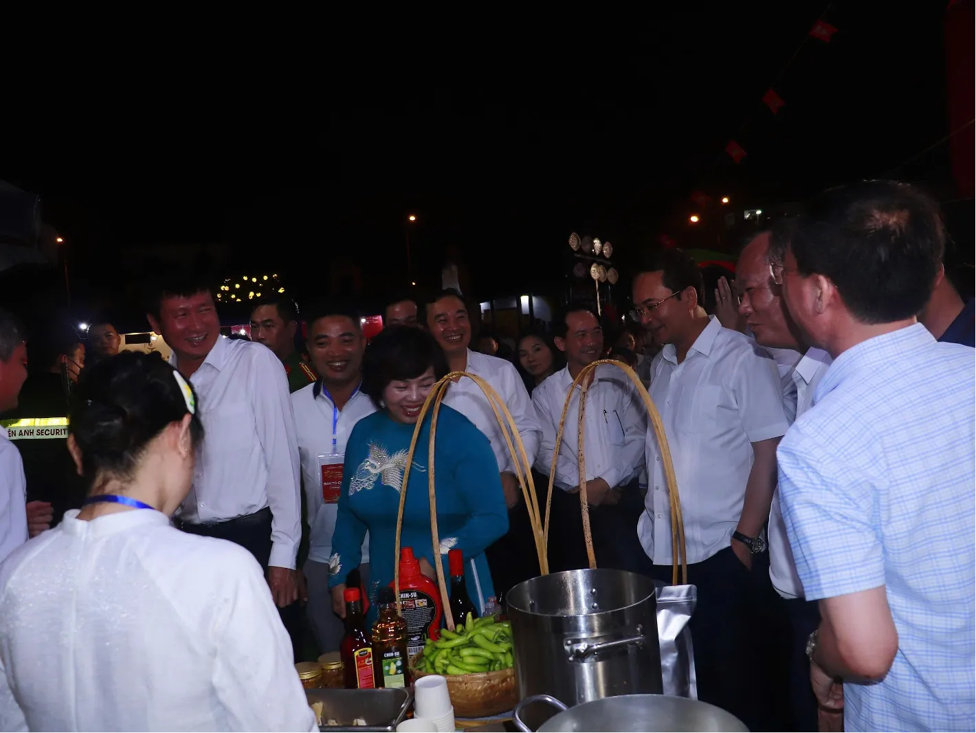 Các đại biểu tham gia không gian trưng bày và trực tiếp trải nghiệm tại các gian hàng.