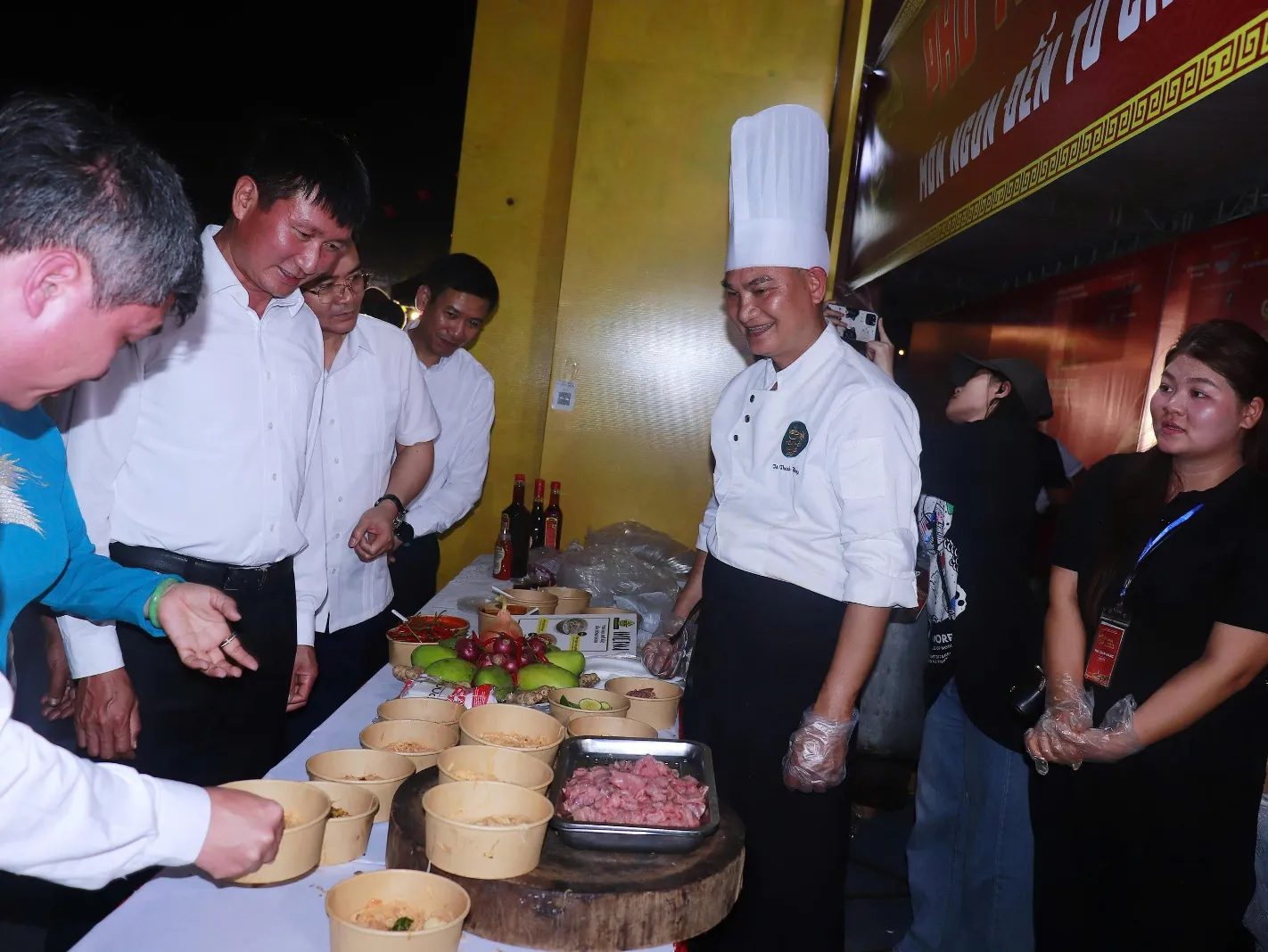 Các đồng chí lãnh đạo trò chuyện với các nghệ nhân bày tỏ sự thích thú khi trực tiếp theo dõi từng công đoạn chế biến phở.