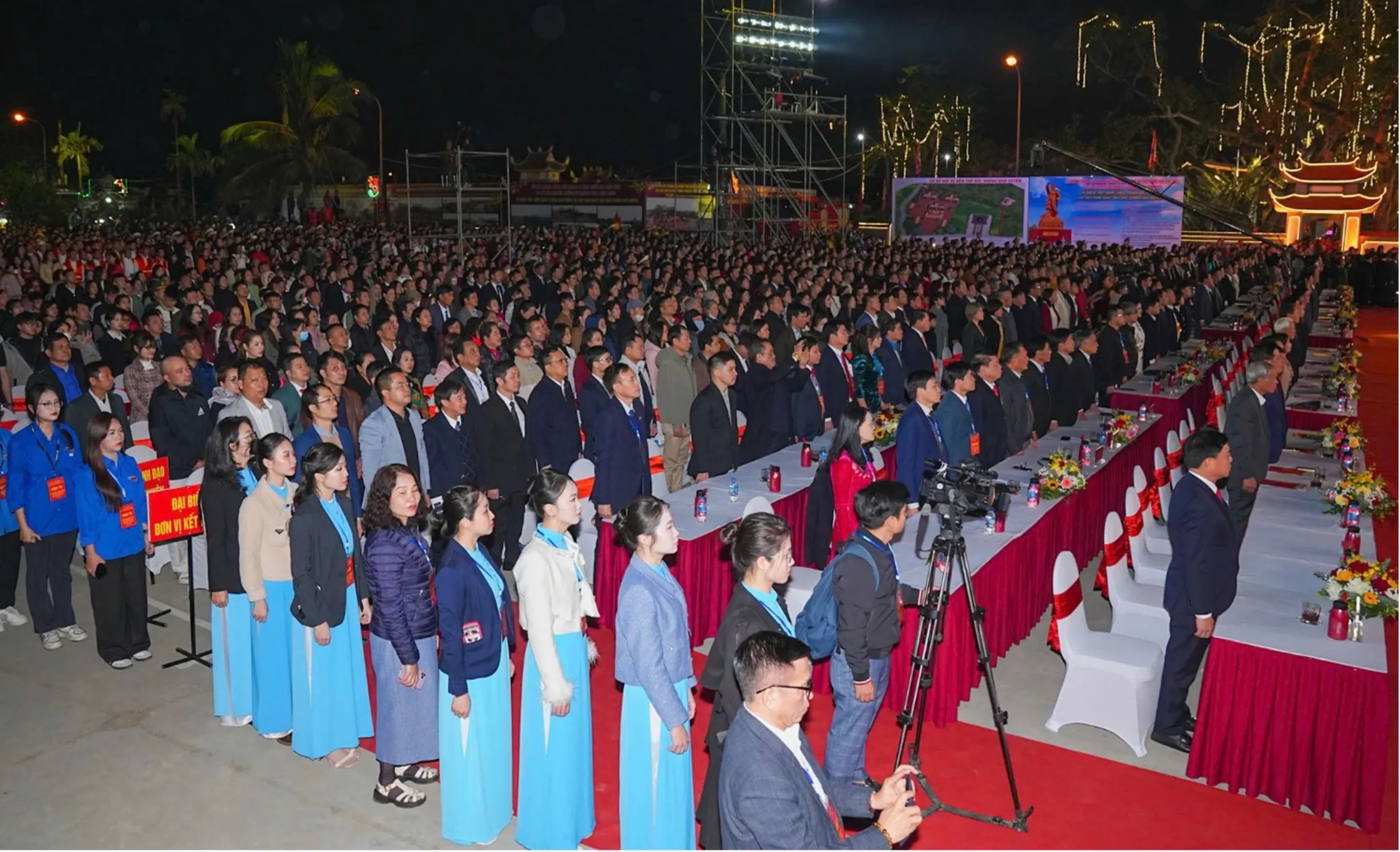 Các đại biểu thực hiện nghi Lễ chào cờ.