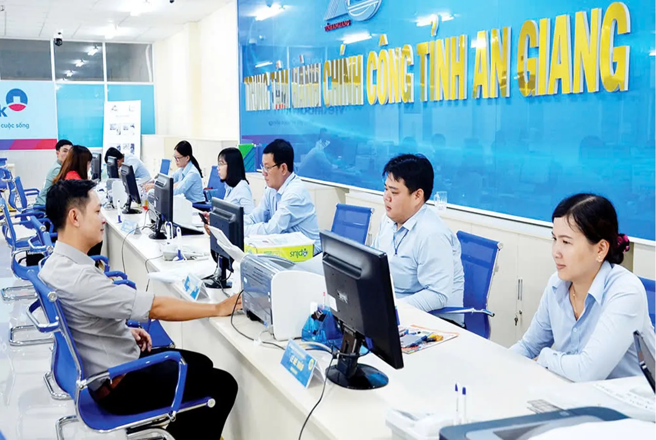 Hoạt động tiếp nhận và xử lý hồ sơ tại Trung Tâm Hành Chính Công Tỉnh An Giang.