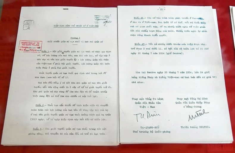Hiệp định đình chỉ chiến sự ở Việt Nam có chữ ký của Thứ trưởng Quốc phòng nước Việt Nam Dân chủ Cộng hòa Tạ Quang Bửu và Thiếu tướng Delteil, quân đội Liên hiệp Pháp ở Đông Dương. (Ảnh: Tư liệu Bảo tàng đôi bờ Hiền Lương-Bến Hải).