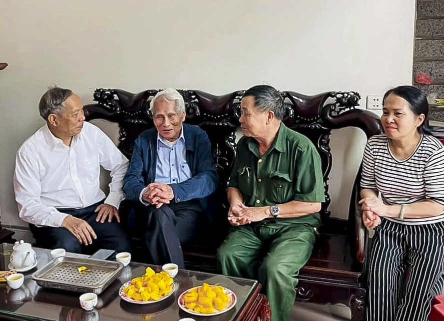 Trung tướng Nguyễn Quốc Thước (thứ 2 từ trái sang) đến thăm cựu chiến binh Nguyễn Bá Mẽ tại Hà Nam
