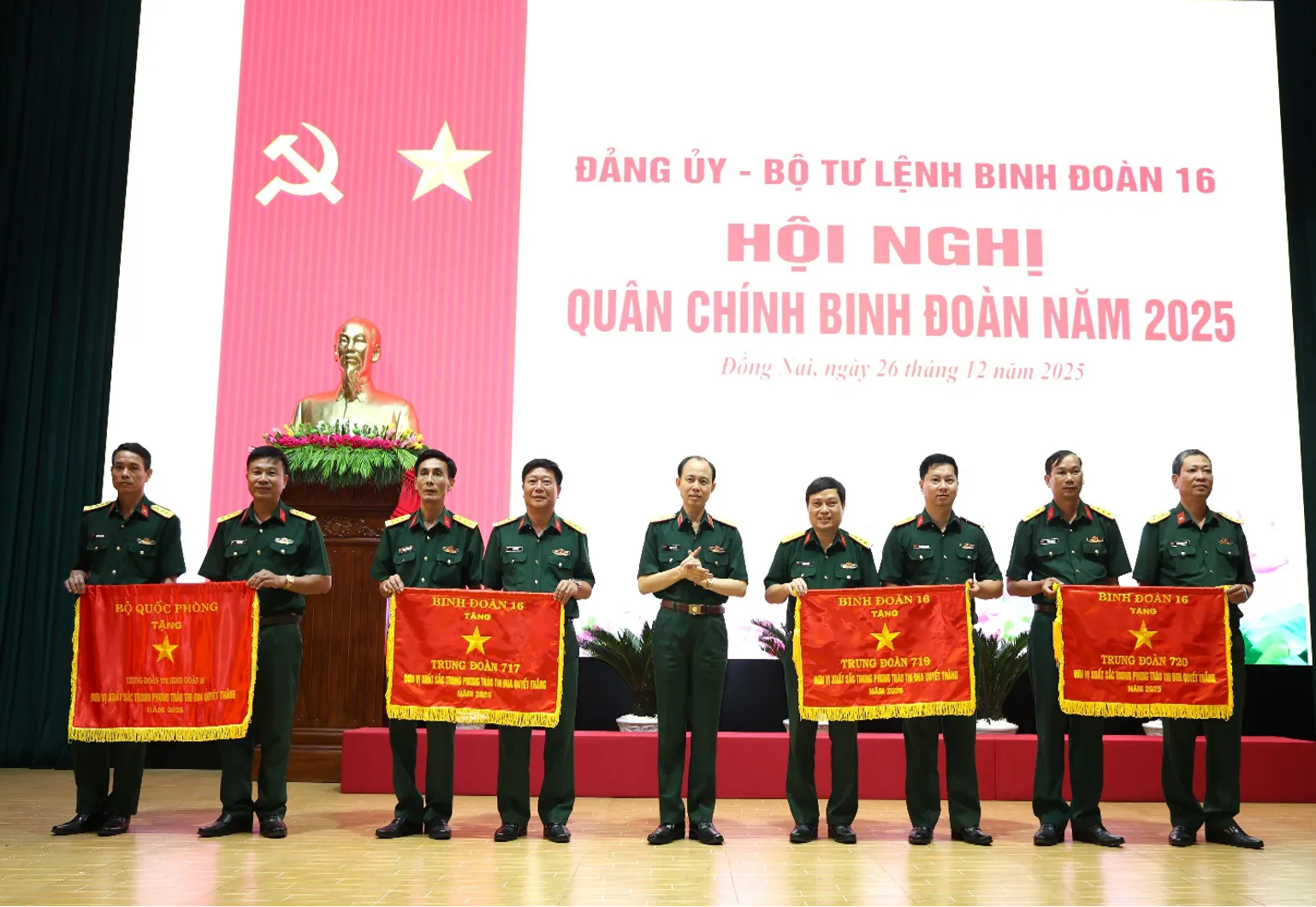 Thiếu tướng Phạm Bá Hiền, Tư lệnh Binh đoàn 16 trao cờ thi đua của Bộ Quốc phòng và Binh đoàn cho các tập thể có thành tích tiêu biểu, xuất sắc trong Phong trào Thi đua Quyết thắng năm 2025.