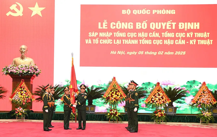 Đại tướng Phan Văn Giang trao Quân kỳ Quyết thắng cho Tổng cục Hậu cần - Kỹ thuật. Ảnh: Nguyễn Bằng/Cổng TTĐT Bộ Quốc phòng