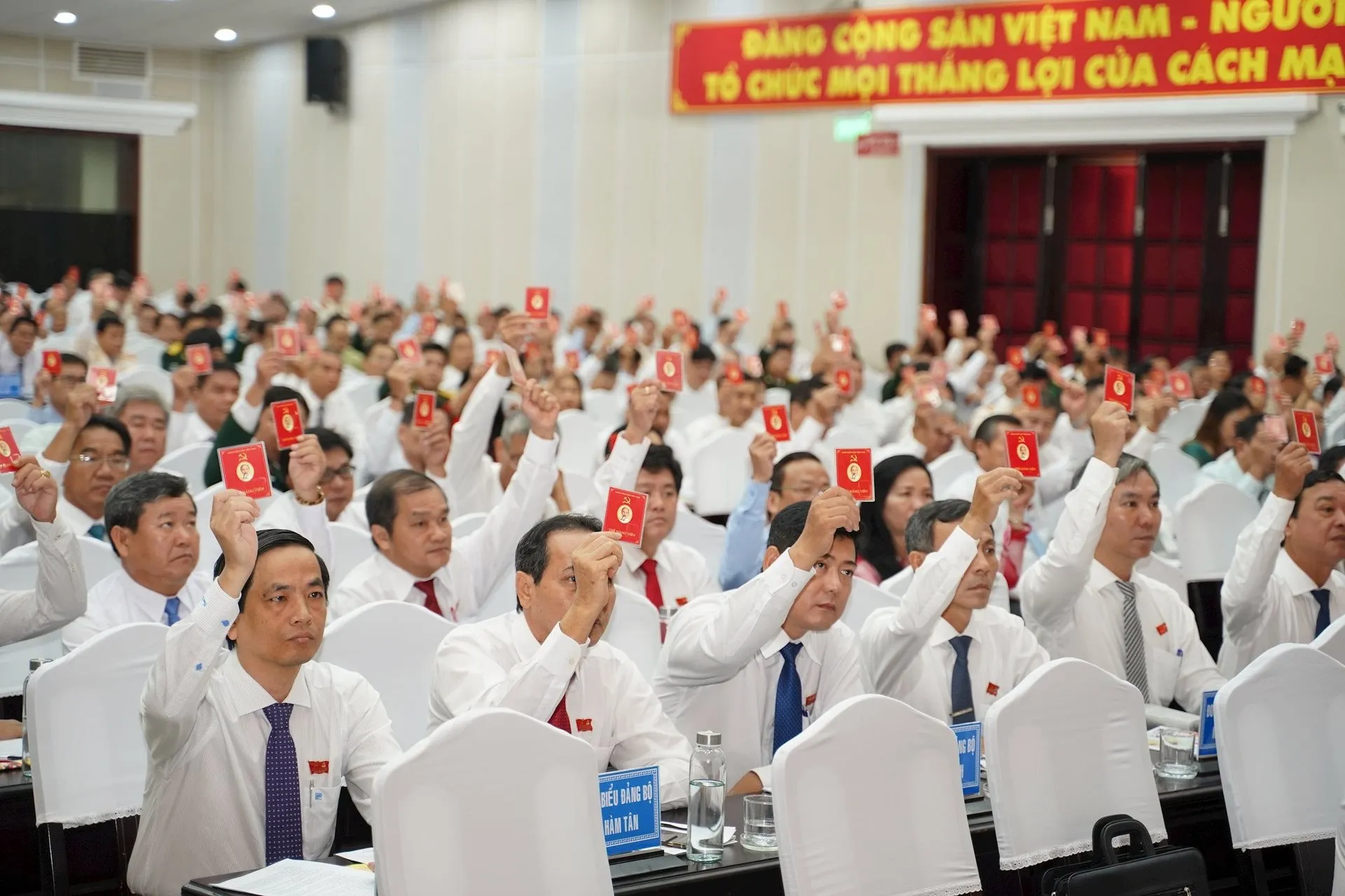 Hơn lúc nào hết, cuộc cách mạng tinh gọn bộ máy cần có sự nêu gương, tinh thần trách nhiệm và hy sinh từ từng cán bộ, đảng viên, đặc biệt là những người đứng đầu.