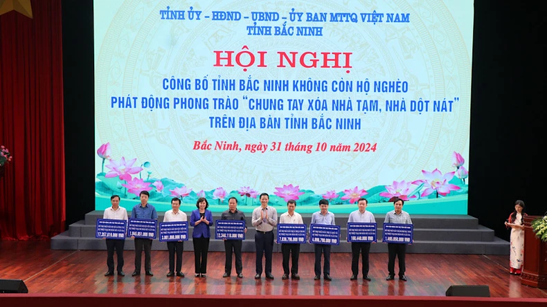 Lãnh đạo tỉnh Bắc Ninh trao biển hỗ trợ các địa phương bị thiệt hại do bão số 3.