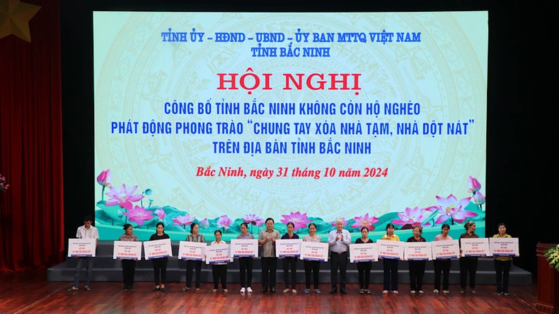 Lãnh đạo Ủy ban Trung ương Mặt trận tổ quốc Việt Nam và tỉnh Bắc Ninh trao biển xây dựng nhà đại đoàn kết tới các hộ nghèo.