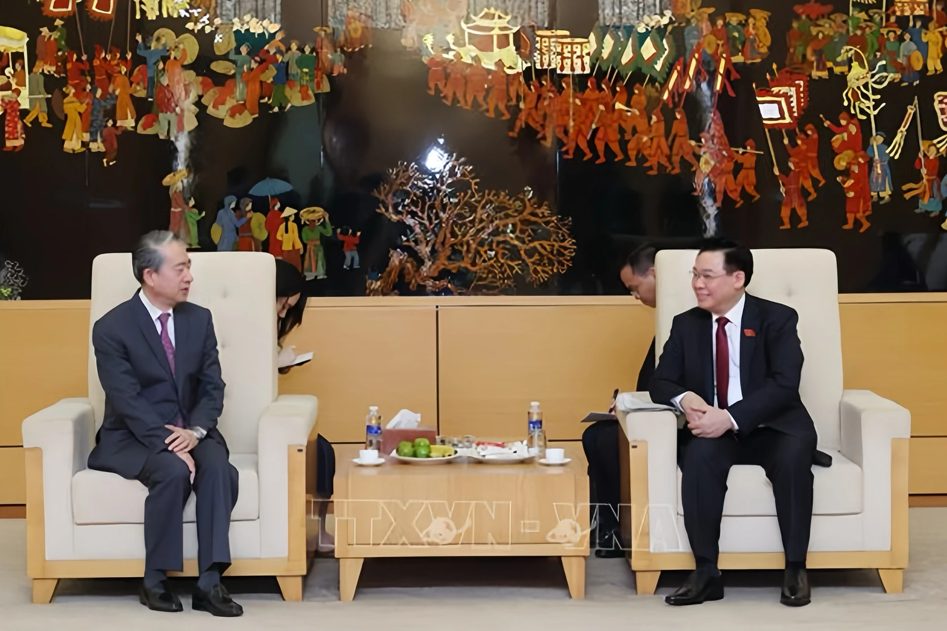 Đại sứ Trung Quốc tại Việt Nam Hùng Ba tiễn Chủ tịch Quốc hội Vương Đình Huệ tại sân bay quốc tế Nội Bài. Ảnh: Nhan Sáng/TTXVN