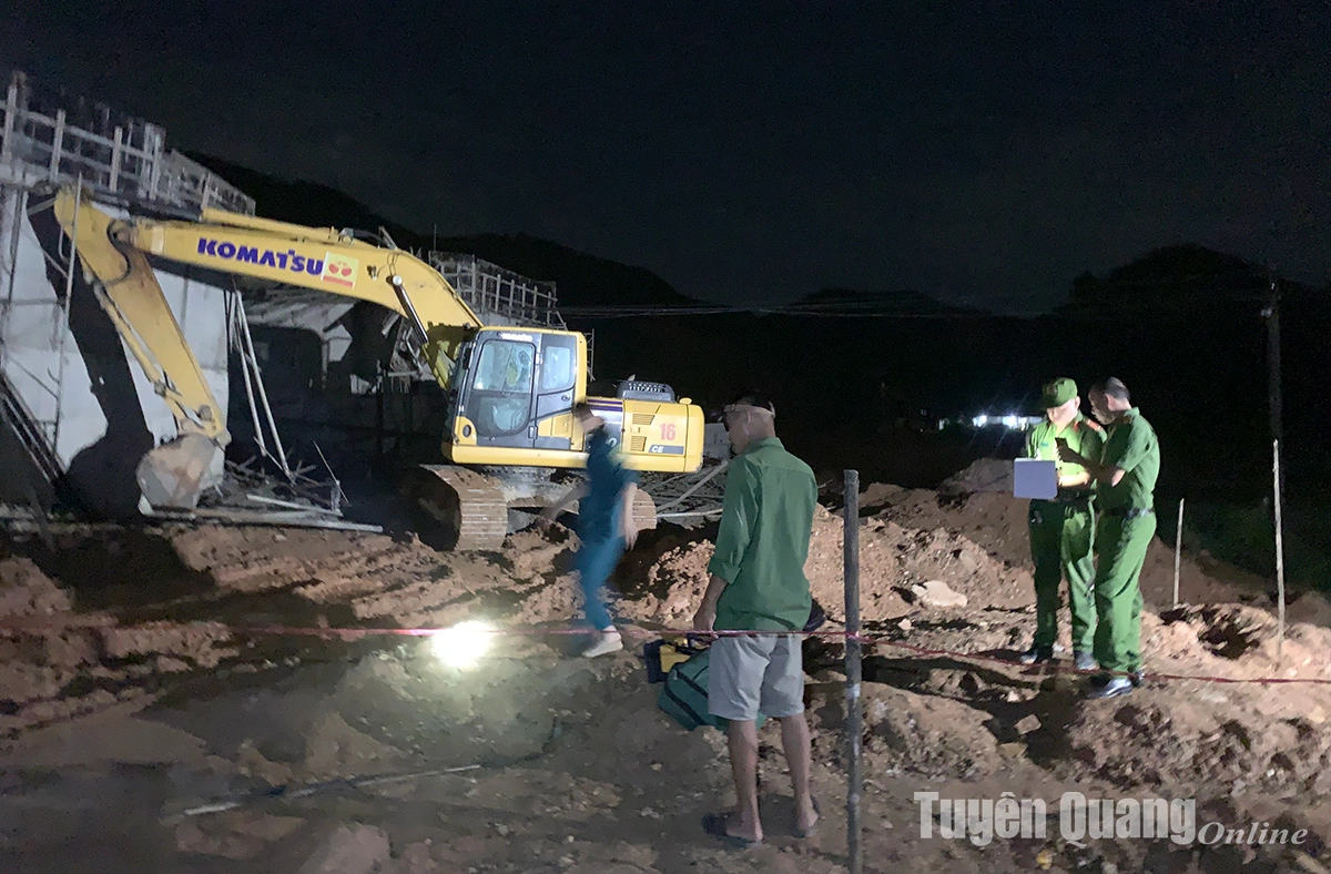 Lực lượng chức năng bảo vệ hiện trường, điều tra nguyên nhân vụ sập giàn giáo hầm chui dân sinh.