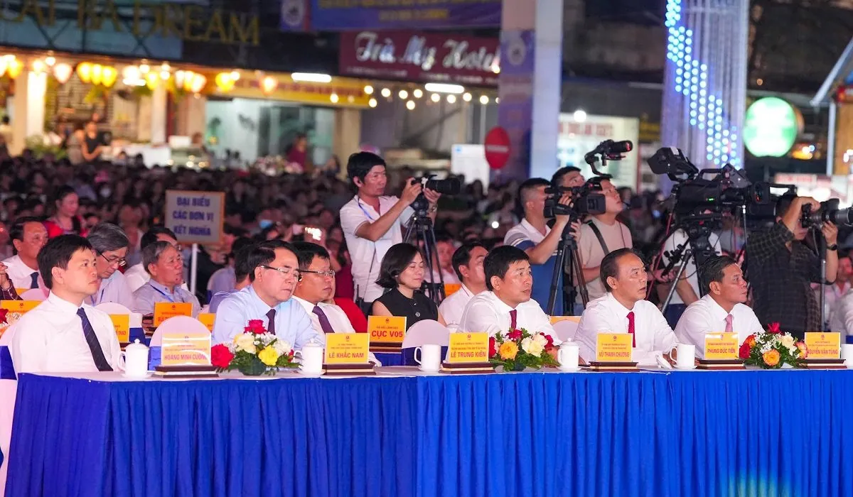 Đông đảo đại biểu, nhân dân và du khách dự chương trình nghệ thuật khai mạc lễ hội Cát Bà 2024.