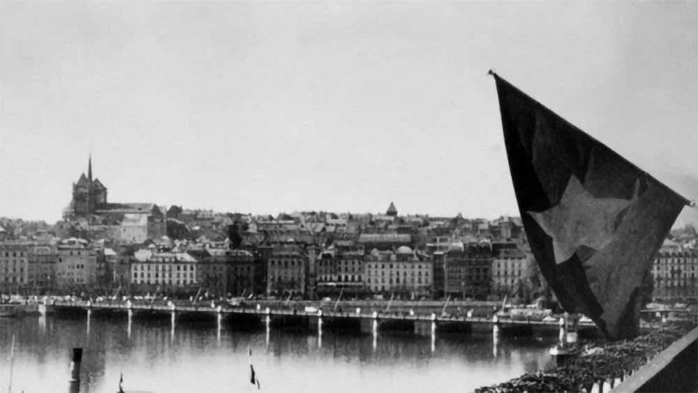 Lá cờ đỏ sao vàng treo tại trụ sở của Đoàn Việt Nam Dân chủ Cộng hòa ở Geneva, năm 1954. (Ảnh: Tư liệu TTXVN)