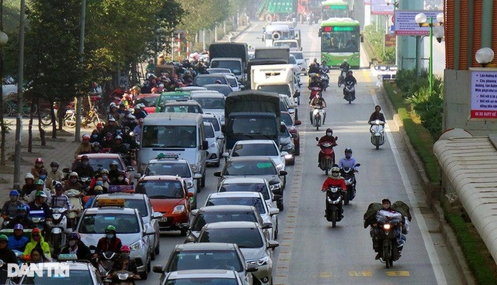 Tâm lý "đối phó" với lực lượng chức năng trở lên phổ biến trong nhóm người đi xe máy (Ảnh minh họa: Trần Thanh).