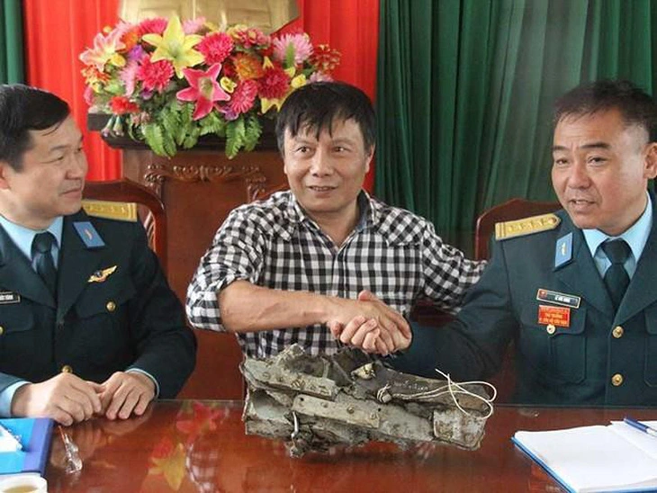 TS Nguyễn Lê Anh bàn giao mẫu vật nghi của máy bay Mig-21U tìm thấy tại khu vực Tam Đảo ngày 26-2 cho Quân chủng Phòng không không quân