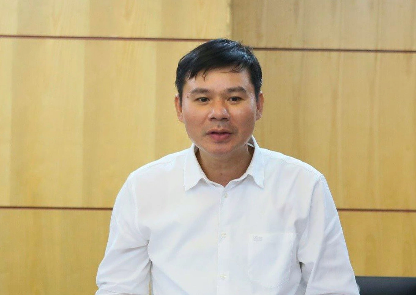 Ông Nguyễn Lê Huy, Phó Chủ tịch Thường trực UBND tỉnh Hưng Yên thông tin tại cuộc họp (Ảnh: Nguyễn Thủy).