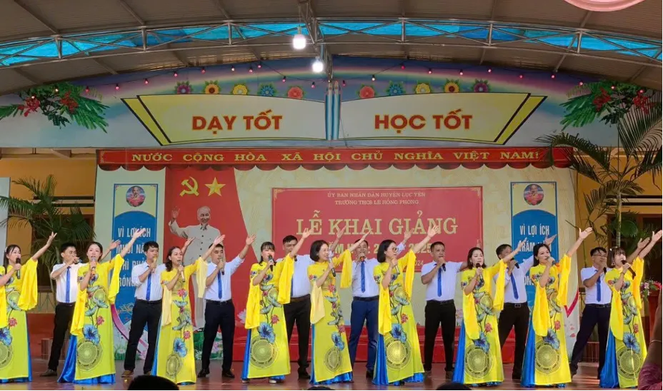 Tiết mục văn nghệ chào mừng năm học mới do tập thể giáo viên Trường THCS Lê Hồng Phong biểu diễn trong Lễ khai giảng.