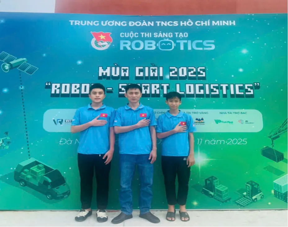 Thầy Hà Minh Tuần (Đứng giữa) cùng 2 học sinh lớp 8A1 - Trường THCS Lê Hồng Phong tham gia vòng chung kết toàn quốc cuộc thi sáng tạo Robotics  lần thứ nhất năm 2025.