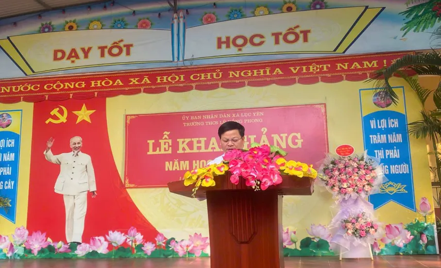 Thầy Đinh Hữu Khánh – Hiệu trưởng Trường THCS Lê Hồng Phong phát biểu tại Lễ khai giảng năm học mới.