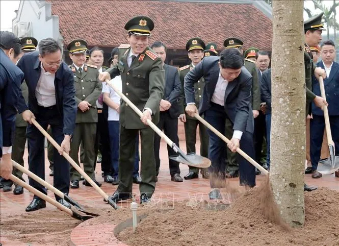 Đại tướng Lương Tam Quang, Ủy viên Bộ Chính trị, Bộ trưởng Bộ Công an cùng các đại biểu trồng cây tại tỉnh Hưng Yên. Ảnh: Thế Duyệt/TTXVN