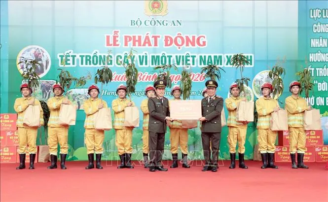 Đại tướng Lương Tam Quang, Ủy viên Bộ Chính trị, Bộ trưởng Bộ Công an, trao tặng cây giống, trang thiết bị phòng cháy, chữa cháy, bảo vệ môi trường cho Công an tỉnh Hưng Yên. Ảnh: Thế Duyệt/TTXVN