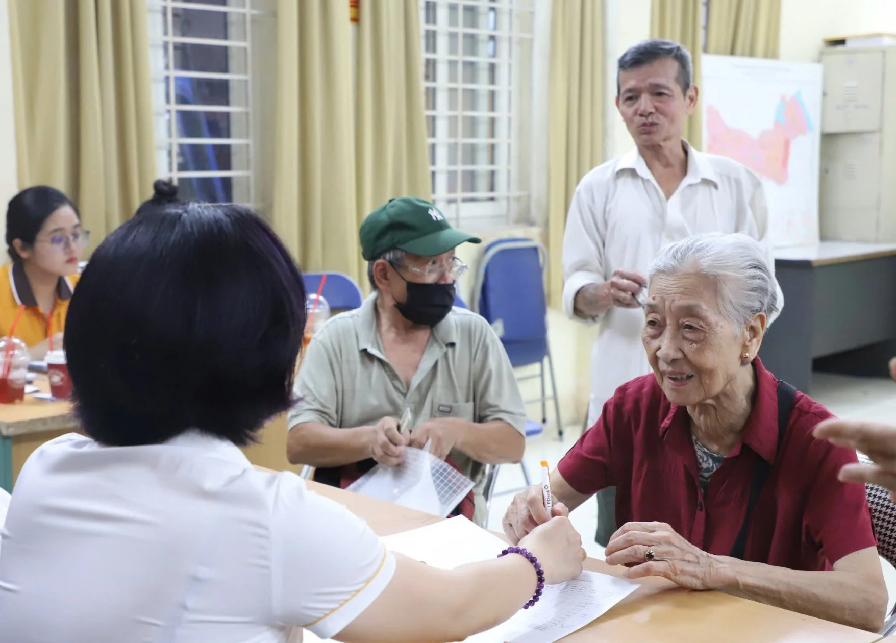 Người cao tuổi Hà Nội nhận lương hưu tại điểm chi trả. Ảnh: Phong Linh