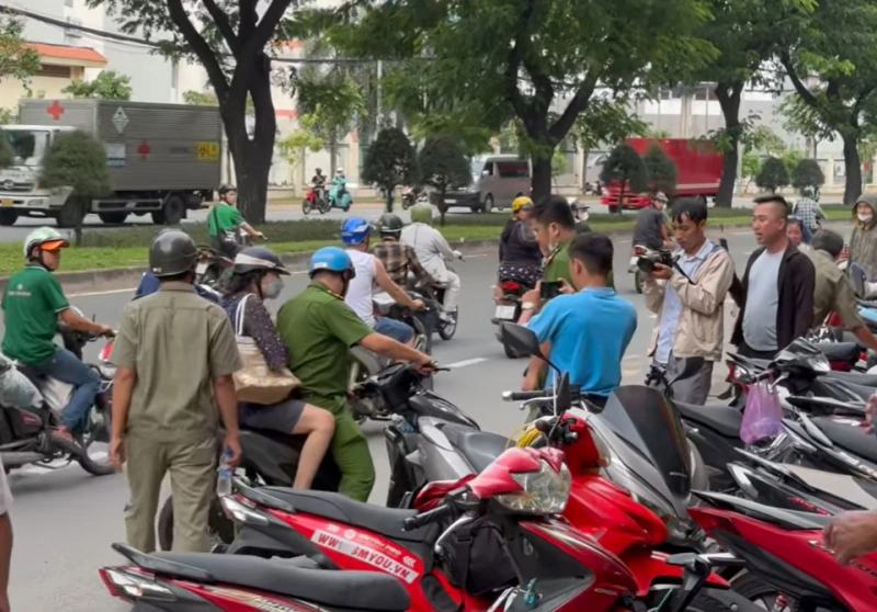 Cơ quan Công an đưa chủ Mái ấm Hoa Hồng và những người liên quan về trụ sở để lấy lời khai.