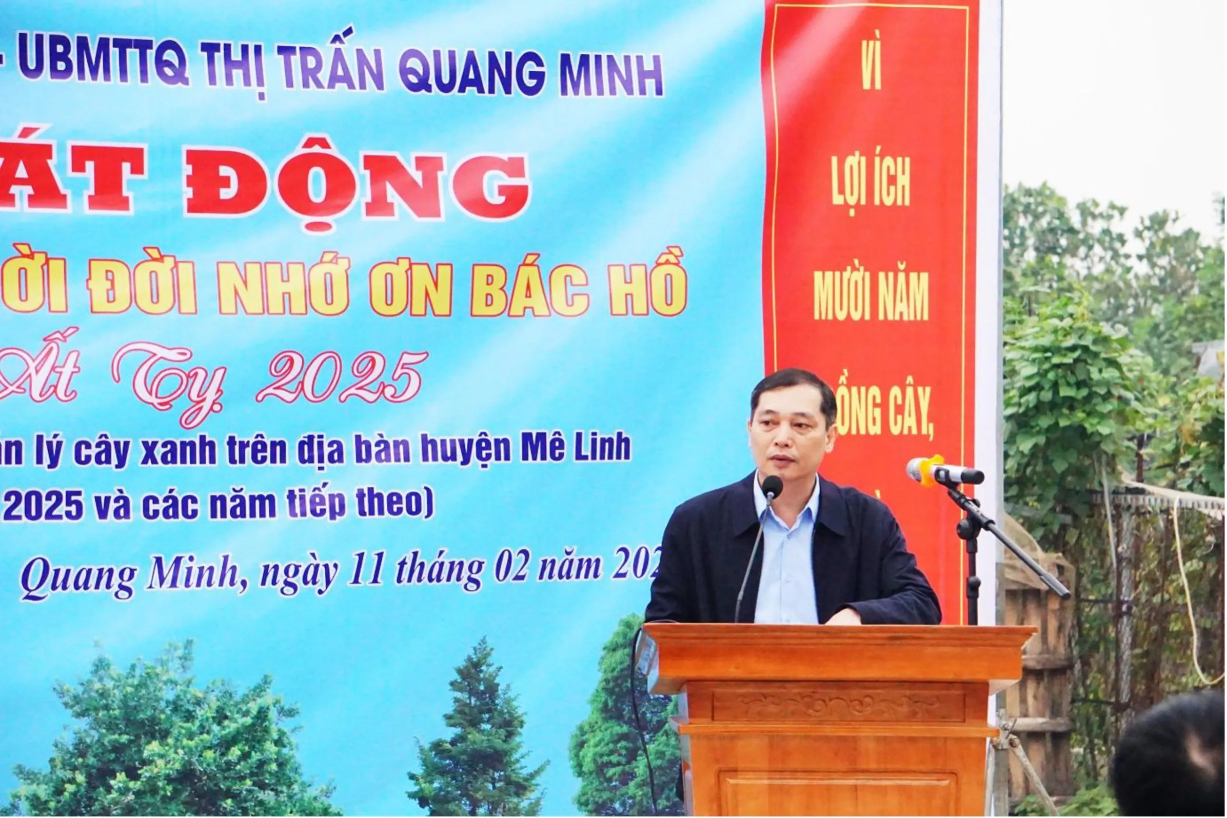 Phó Chủ tịch UBND Thị trấn Lê Văn Hưng khai mạc phát động “Tết trồng cây đời đời nhớ ơn Bác Hồ”.