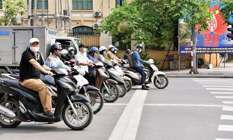 Đè vạch kẻ đường khi dừng đèn đỏ bị phạt bao nhiêu là vấn đề nhiều người thắc mắc khi tham gia giao thông.