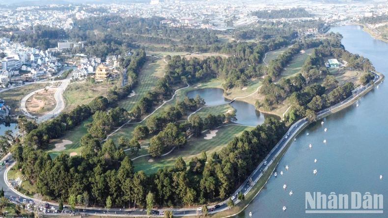 Sân golf Đồi Cù Đà Lạt trước năm 2022 và tháng 6/2024.