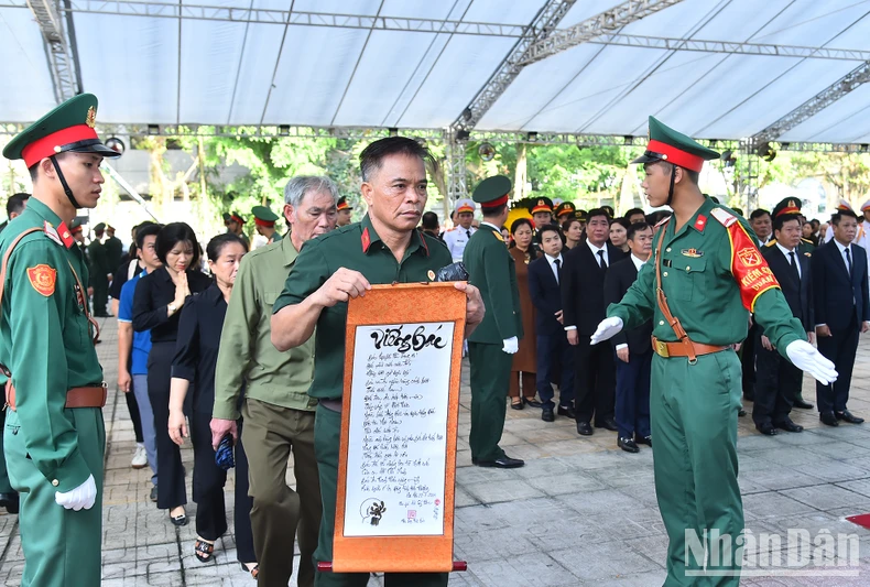 Nhiều người dân bày tỏ niềm tiếc thương với Tổng Bí thư Nguyễn Phú Trọng bằng những bức ảnh, bài thơ tự sáng tác khi đến viếng.