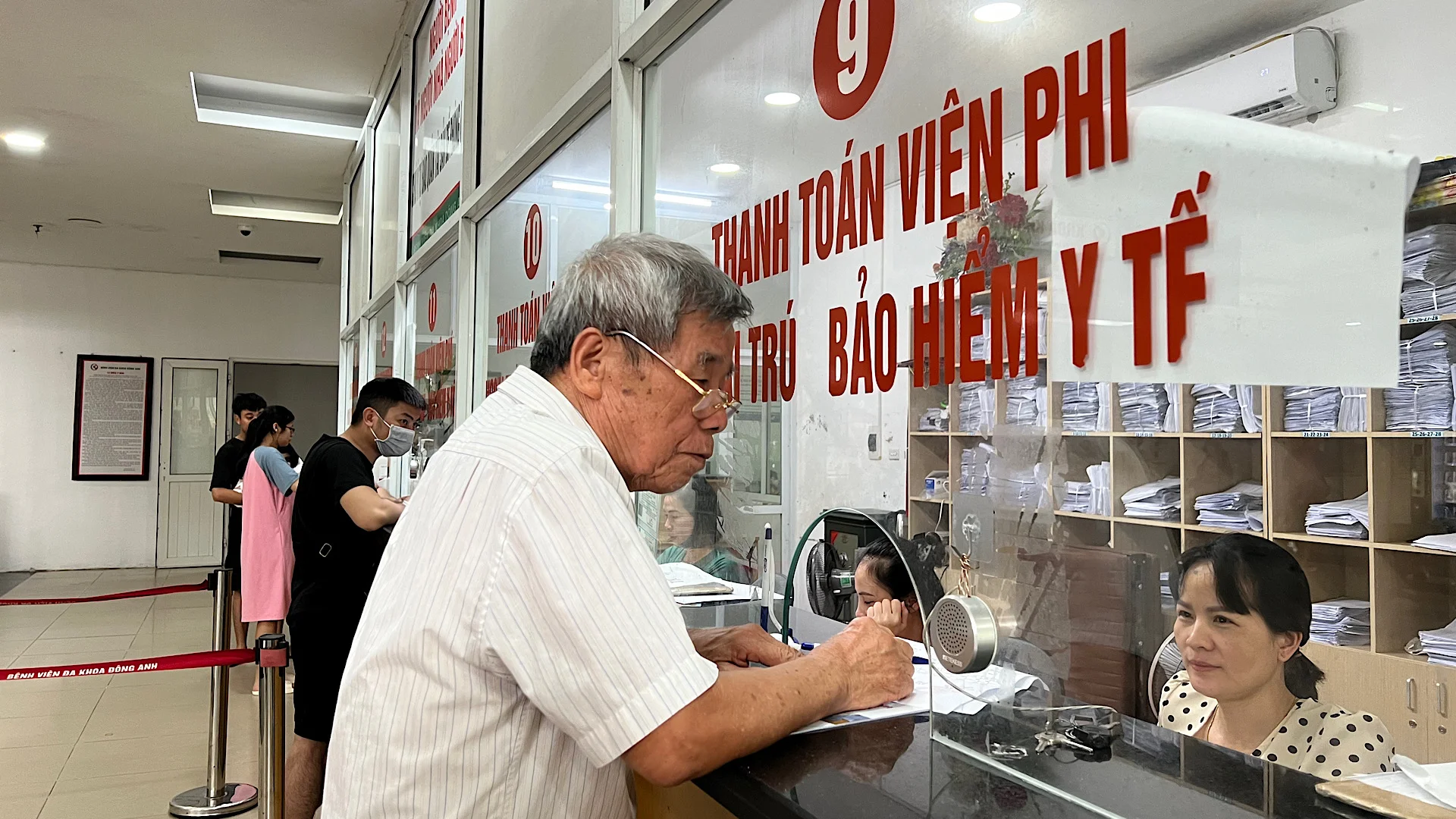 Người dân làm thủ tục khám, chữa bệnh bảo hiểm y tế tại Bệnh viện đa khoa Đông Anh (Hà Nội).