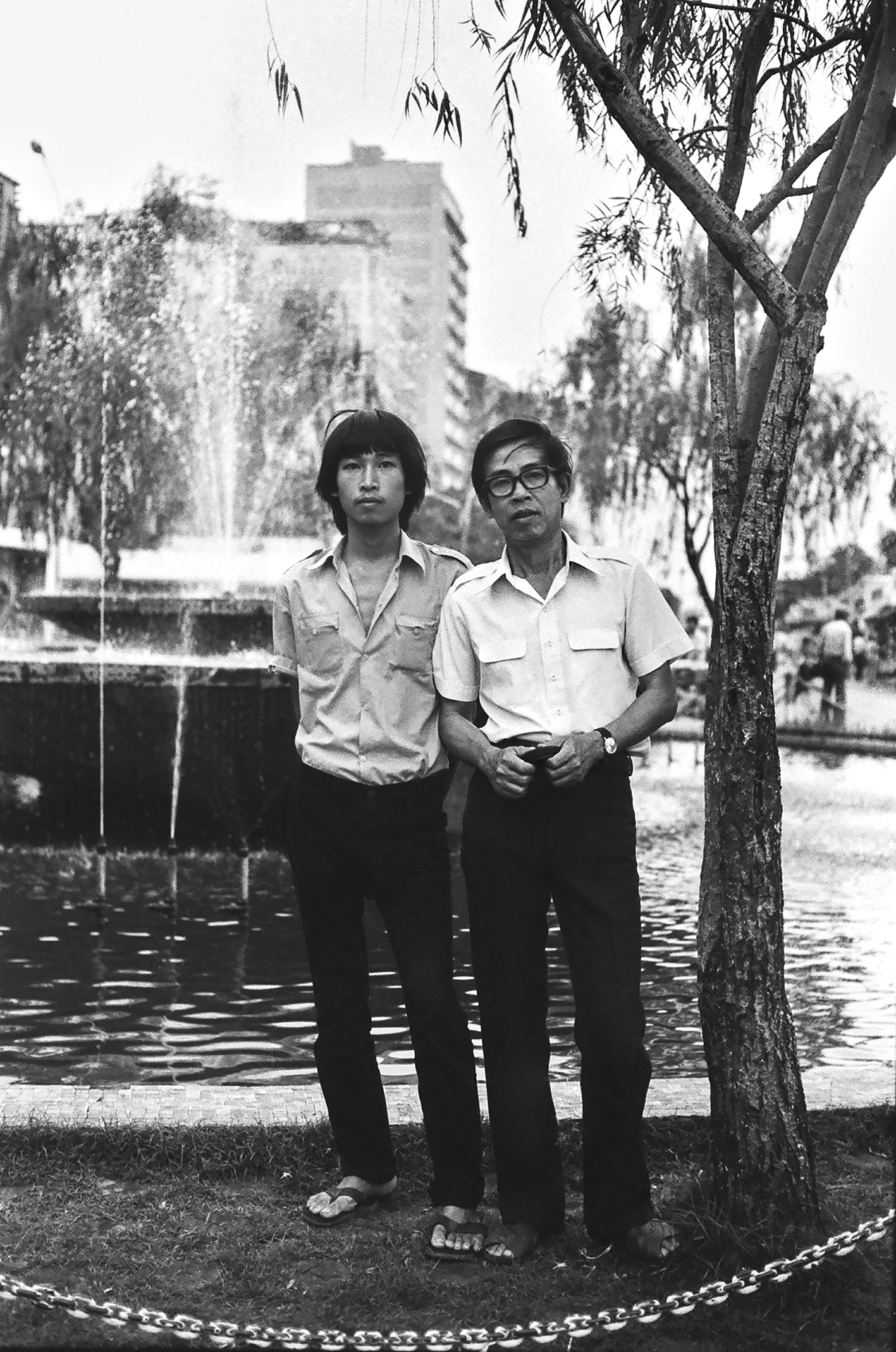 Tác giả Lê Nguyên và con trai Lê Thiết Cương ở Sài Gòn khoảng đầu thập niên 1980