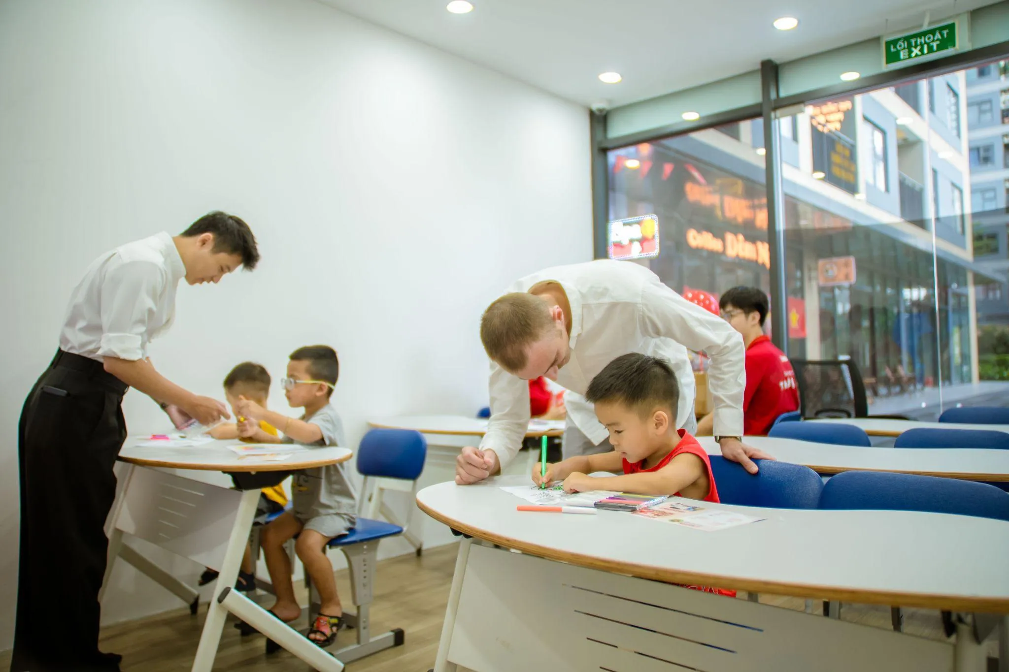 Mô hình "hybrid" tại RinoEdu kết hợp AI để cá nhân hóa với sự tận tâm của giáo viên