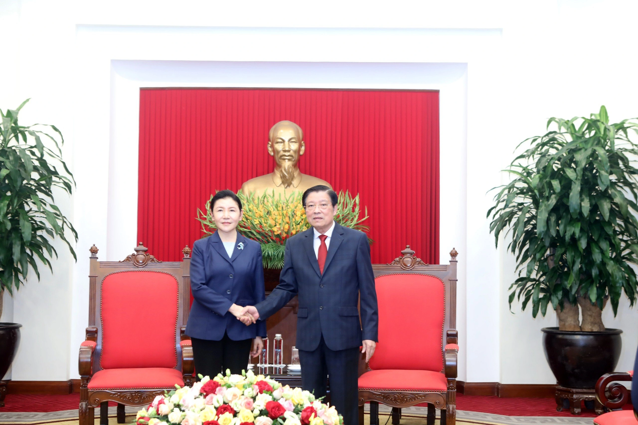 Trưởng Ban Nội chính Trung ương Phan Đình Trạc tiếp Bộ trưởng Tư pháp Trung Quốc Hạ Vinh (Ảnh: Đặng Phước).