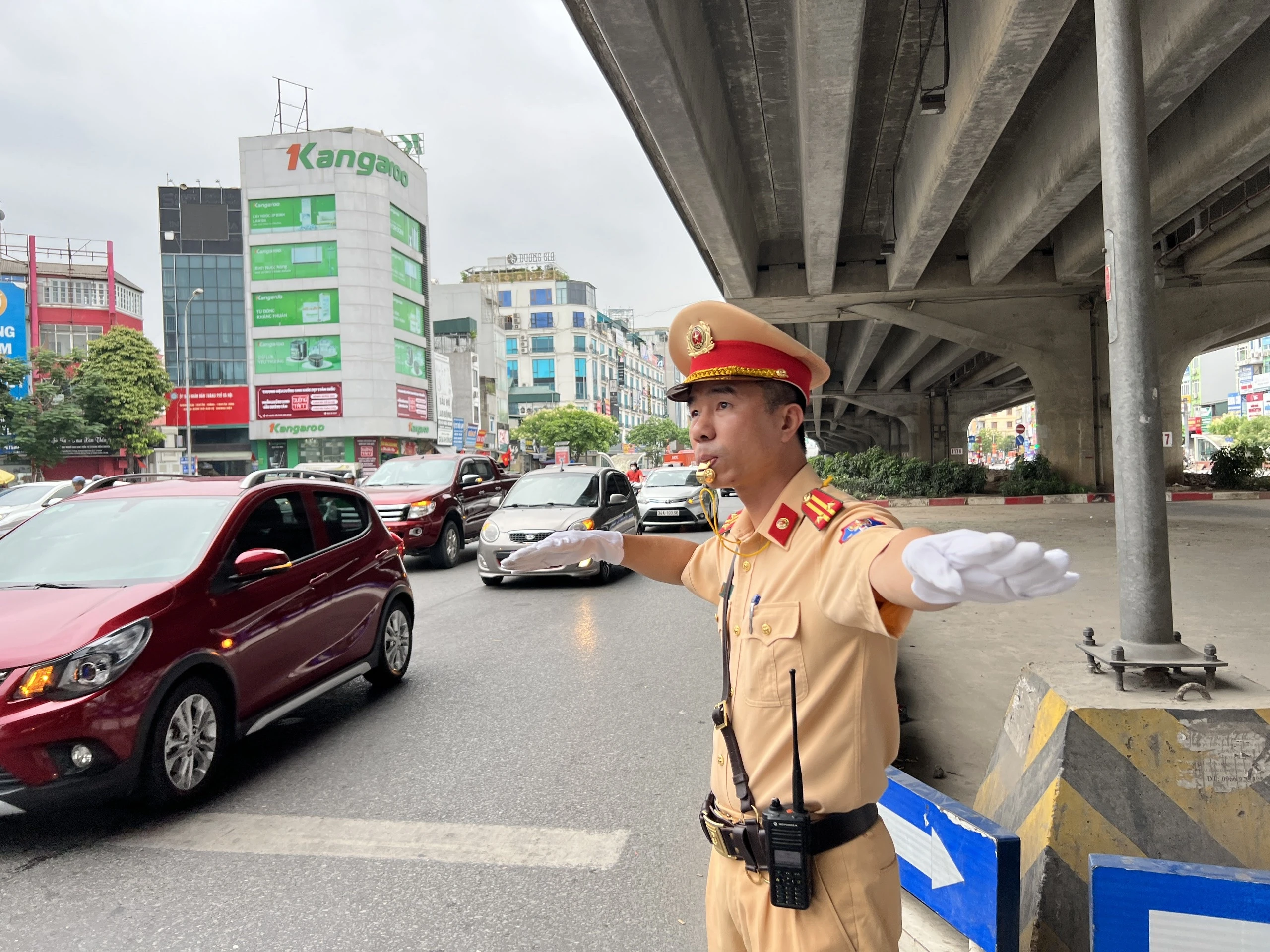 Lực lượng cảnh sát giao thông phân luồng, điều tiết giao thông (Ảnh: VH)