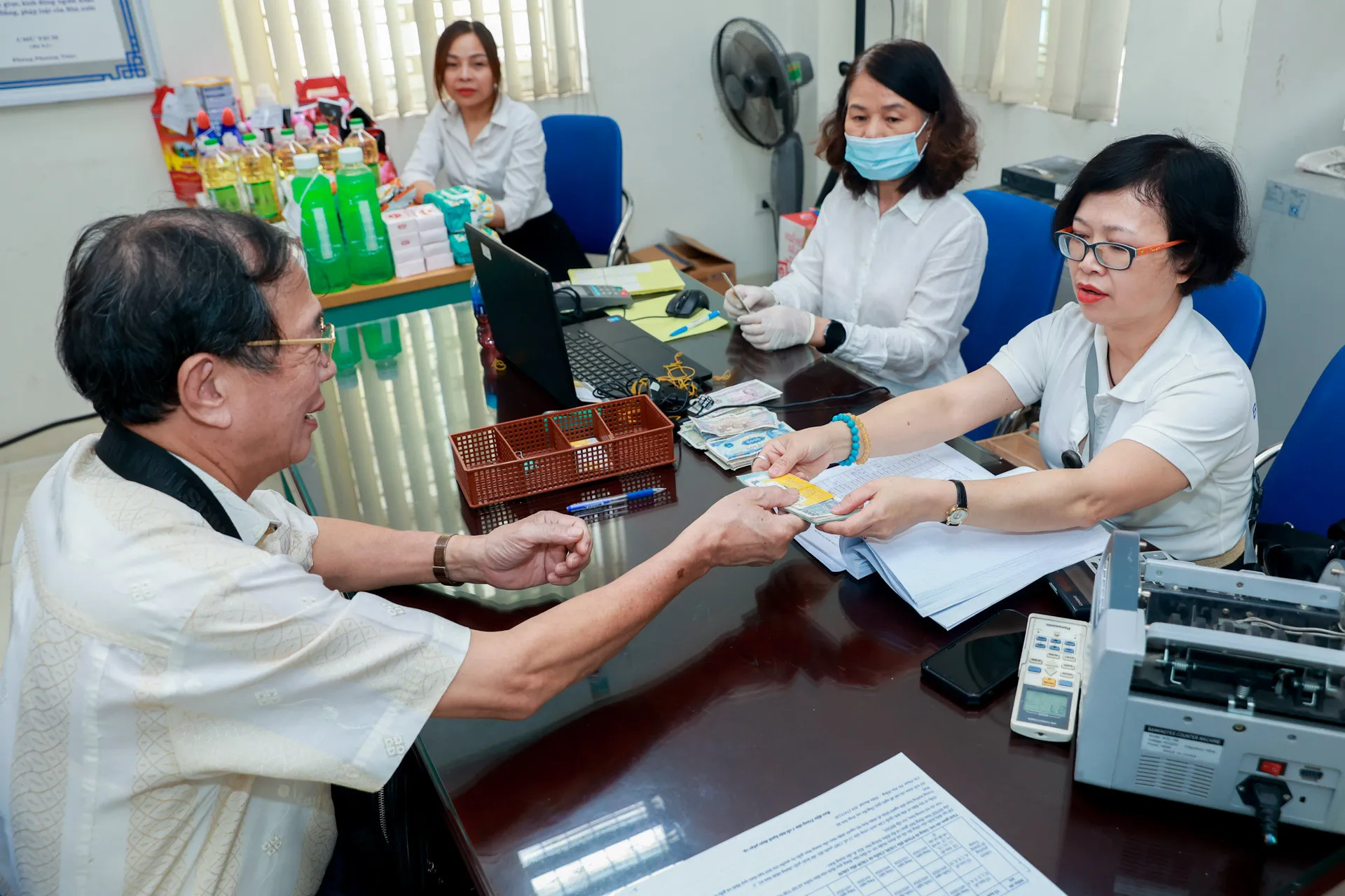 Năm 2025 tuổi nghỉ hưu trong điều kiện bình thường với lao động nam là 61 tuổi 3 tháng, nữ là 56 tuổi 8 tháng. Ảnh minh hoạ: Thạch Thảo.