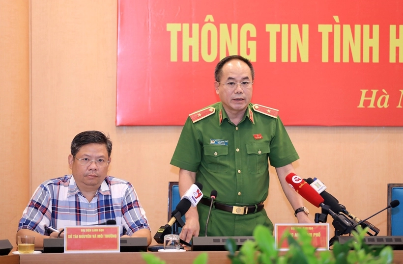 Thiếu tướng Nguyễn Thanh Tùng, Phó Giám đốc Công an TP Hà Nội thông tin về vụ cháy nhà ở kết hợp kinh doanh phòng trọ tại buổi họp báo. (Ảnh: Sở TTTT Hà Nội)