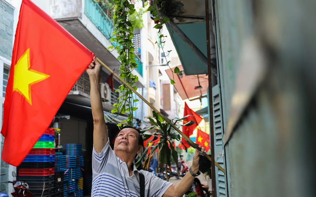 Người dân treo cờ chào mừng ngày lễ 2/9. (Ảnh: Dân trí)