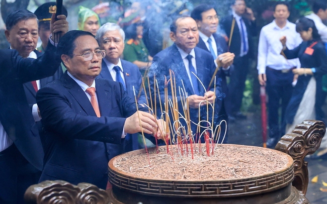 Thủ tướng Phạm Minh Chính dâng hương tưởng niệm các Vua Hùng. (Ảnh: VGP)