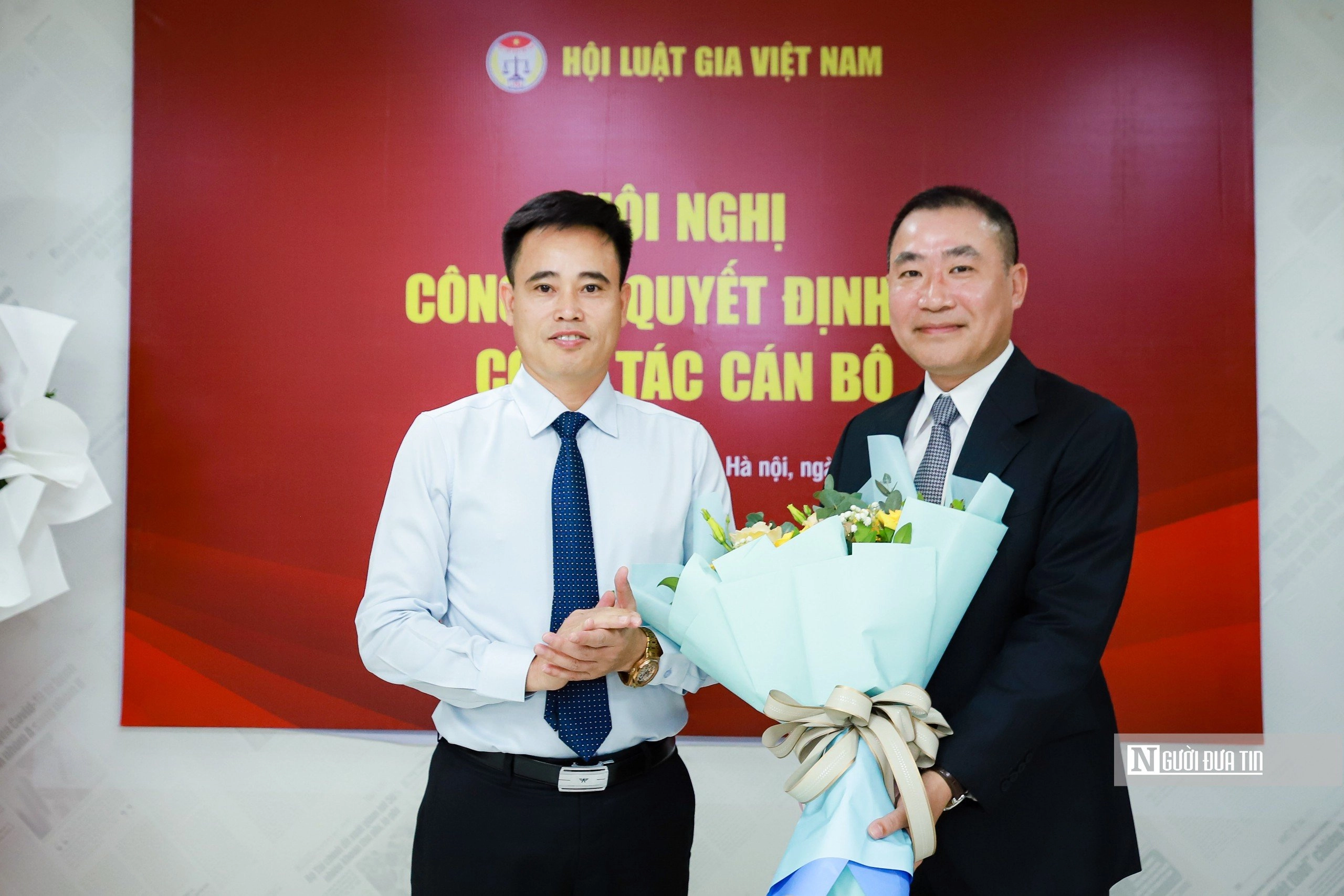 Ông Trần Đức Long - Ủy viên Đảng đoàn, Bí thư Đảng ủy, Phó Chủ tịch Hội Luật gia Việt Nam thay mặt Ban chấp hành Đảng ủy Hội Luật gia Việt Nam tặng hoa chúc mừng Tân Tổng biên tập Phạm Quốc Huy (Ảnh: Hữu Thắng).