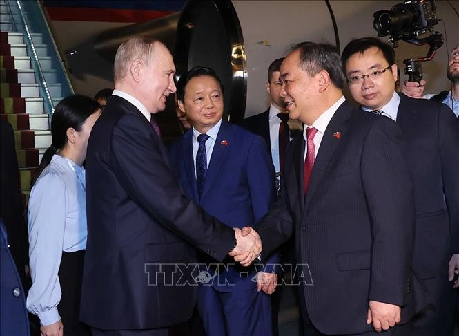 Cùng đón Tổng thống LB Nga Vladimir Putin tại Sân bay quốc tế Nội Bài (Hà Nội) có Chủ nhiệm Văn phòng Chủ tịch nước Lê Khánh Hải. Ảnh: An Đăng/TTXVN