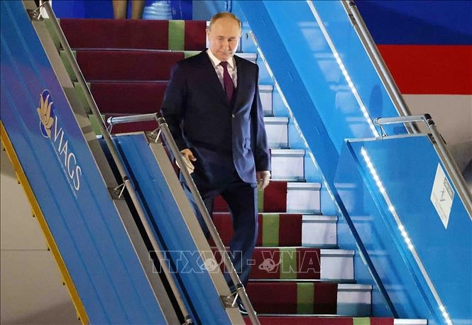 Tổng thống LB Nga Vladimir Putin đến Sân bay quốc tế Nội Bài (Hà Nội).