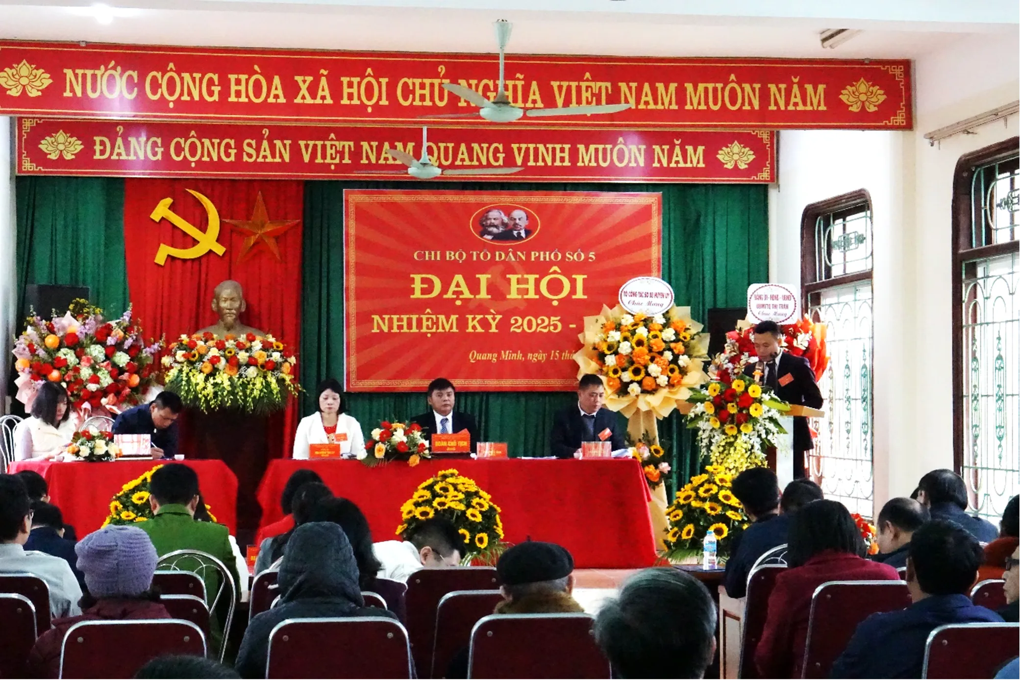 Quang cảnh Đại hội tại chi bộ tổ dân phố số 5.