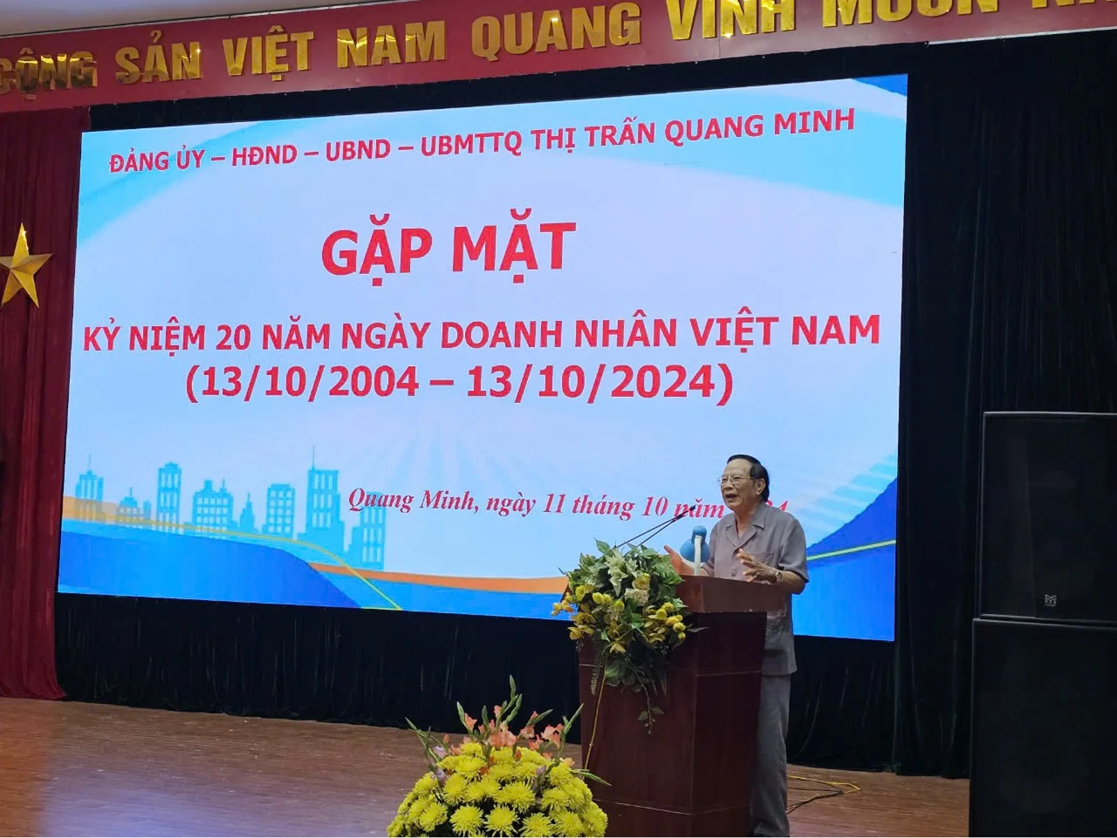 Đồng chí Quách Sỹ Hùng – Nguyên Phó giáo sư, tiến sĩ giảng dạy cao cấp học viện chính trị Quốc gia Hồ Chí Minh chia sẻ tại hội nghị.