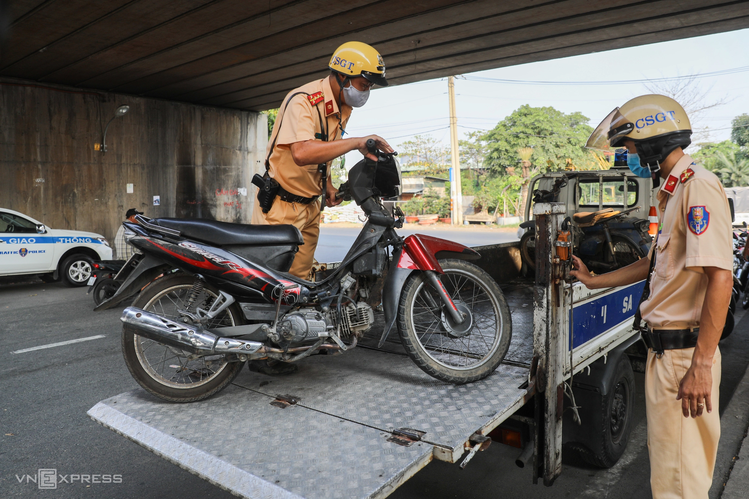 Cảnh sát giao thông đội Rạch Chiếc xử phạt xe cũ nát tại khu vực cầu vượt Bình Phước (TP Thủ Đức), ngày 15/3/2021. Ảnh: Quỳnh Trần