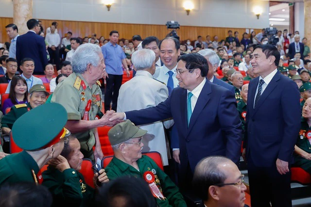 Thủ tướng Phạm Minh Chính khẳng định dân tộc ta không bao giờ quên những người đã cống hiến sức lực, máu thịt của mình làm nên Chiến thắng Điện Biên Phủ - Ảnh: Quang Vinh