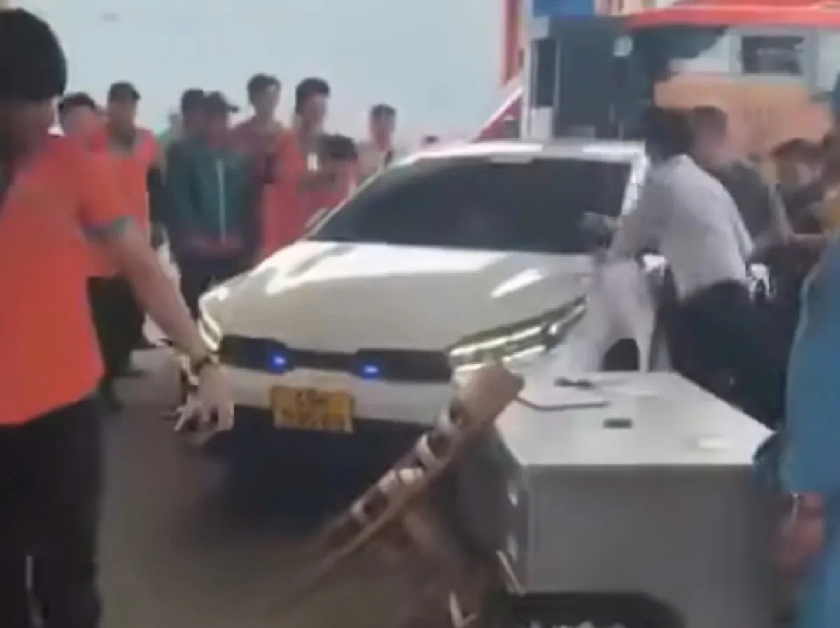 Quốc điều khiển ô tô lao vào đám đông. Ảnh cắt từ clip