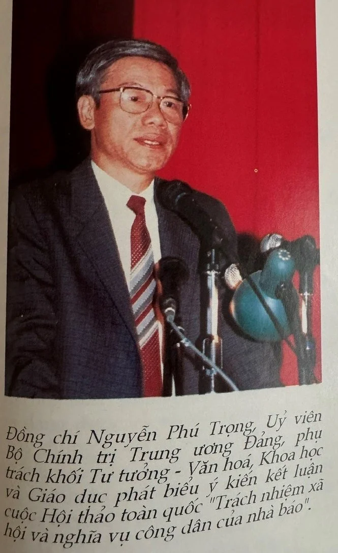 Ủy viên Bộ Chính trị, phụ trách khối Tư tưởng - Văn hóa và Khoa học - Giáo dục Nguyễn Phú Trọng phát biểu kết luận Hội thảo ''Trách nhiệm xã hội và nghĩa vụ công dân'' của nhà báo.